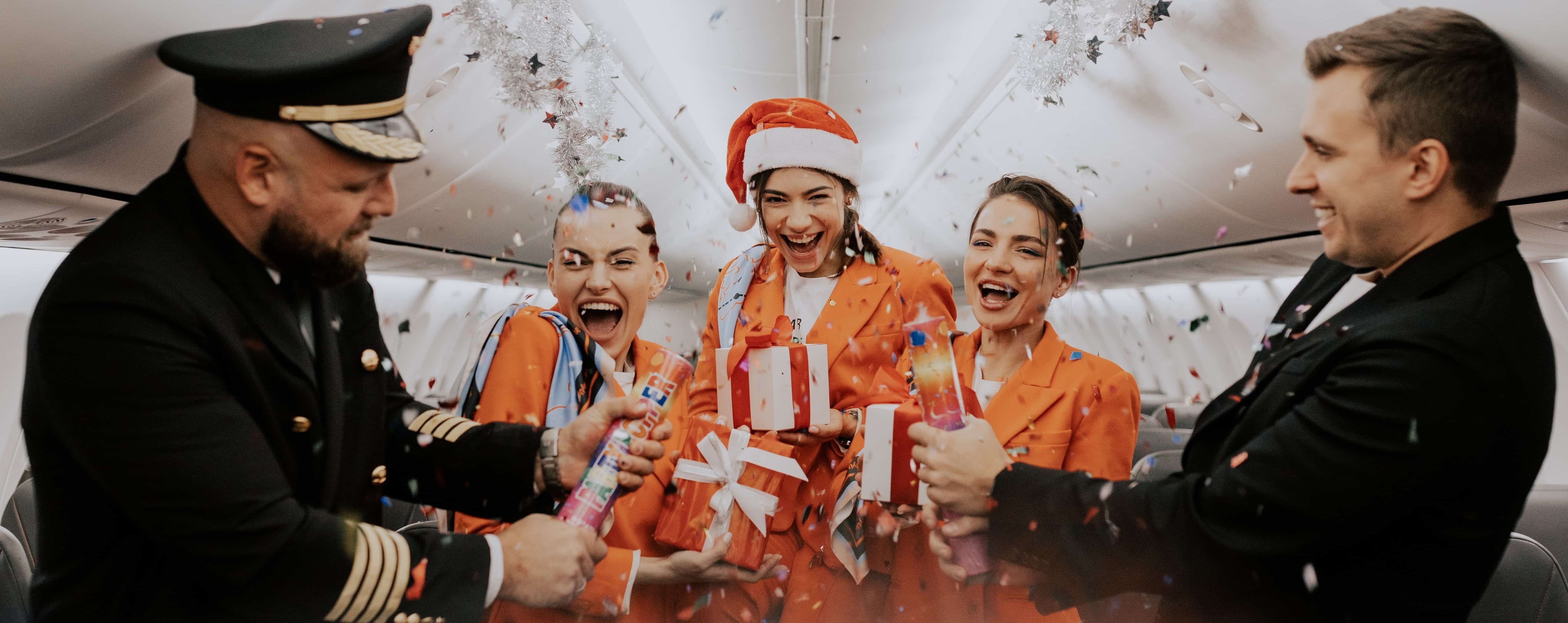 Декабрьские новости SkyUp: еще больше новых рейсов, победа в номинации "Сердце авиапространства" и Санта собственной персоной на борту